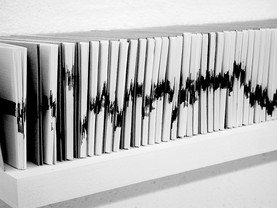 *innere Linie*, 2002, 60-teilig
Karton, Papier, Tusche, 8,5 x 70 x 13,5