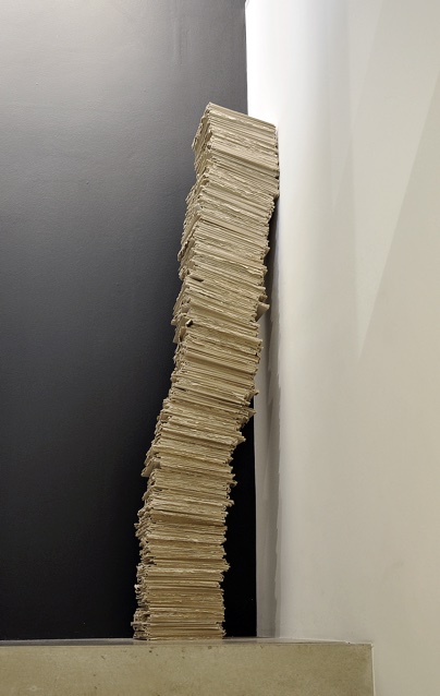 *Stapel*, 2017, Graupappe
180 x 48 x 38 cm