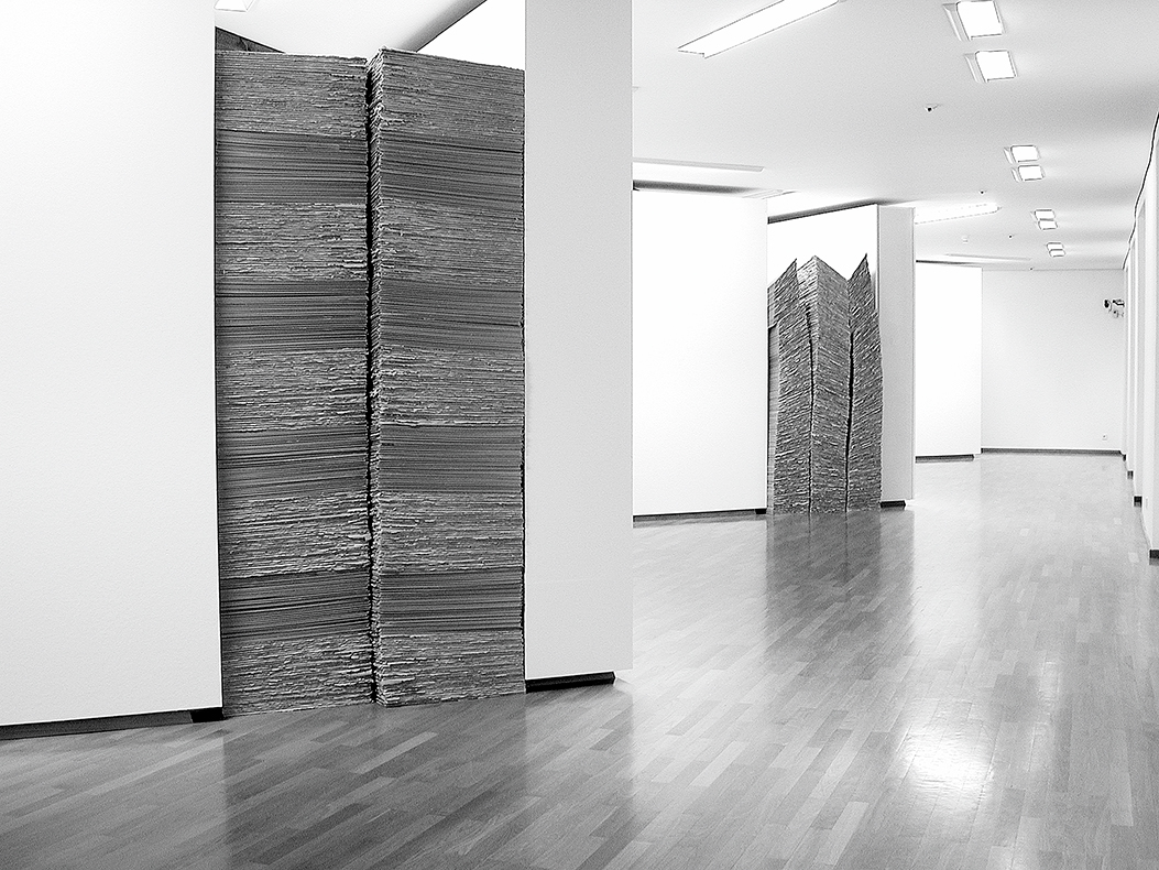 *zwischenRaum Schichtarbeit*, 2001
11 Stapel, Ausschnitt
Galerie der Gegenwart im Braith-Mali-Museum Biberach