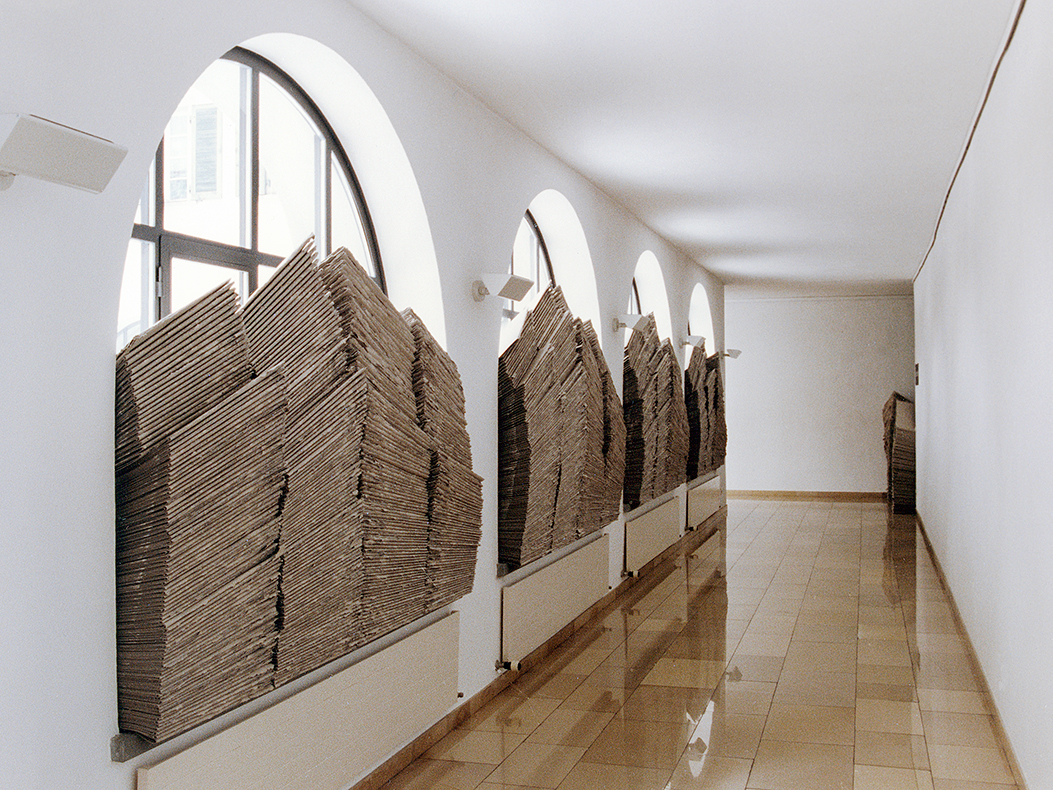 *Pappe stapeln*,1996
St&auml;dt. Galerie Bad Waldsee