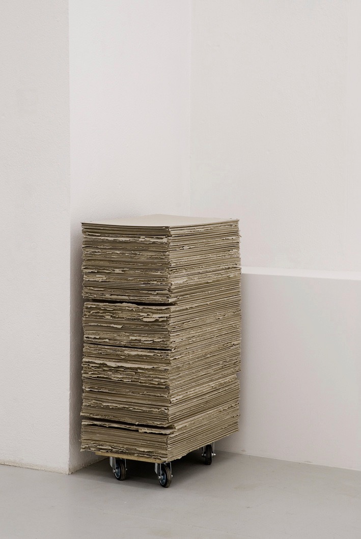 *Stapel*, 2010, Graupappe, Holz, R&auml;der
106 x 42 x 62 cm
E-Werk Freiburg