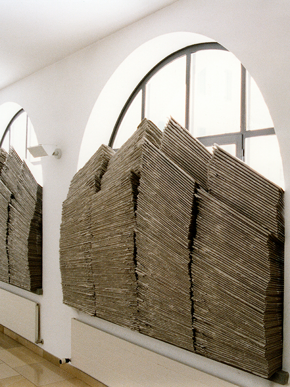 *Pappe stapeln*,1996
St&auml;dt. Galerie Bad Waldsee