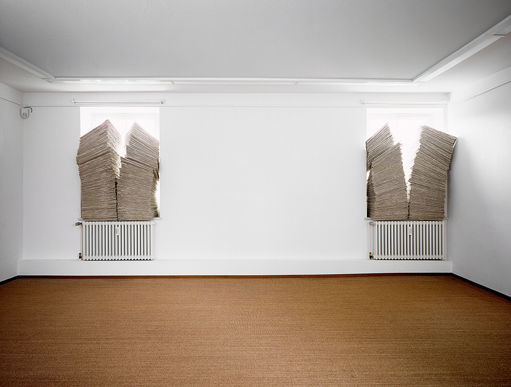 *4 Stapel im Fenster*, 1997
St&auml;dt. Galerie *die F&auml;hre*, Bad Saulgau