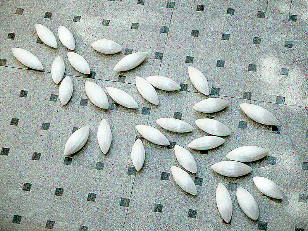 *29 Kokons*, 2000
Folie gewickelt, je 52 x 22 x 22
Galerie Sparkasse Ravensburg