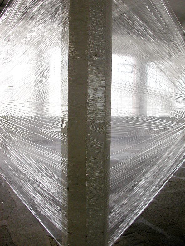 *abgewickelt*, 2006
3 S&auml;ulen, Folie, 402 x 937 x 480
K&uuml;nstlerbund Baden-W&uuml;rttemberg
ehem. Buntweberei in Sulz/N.