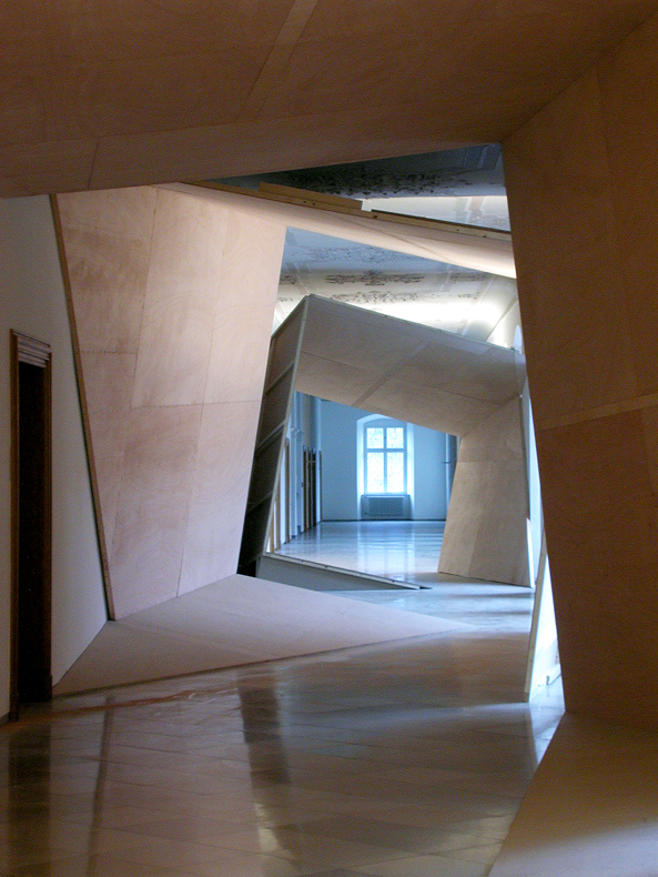 *Schieflage*, 2007
Installation in 3 Abschnitten, 391 x 410 x 2873
Rahmenh&ouml;lzer, Mehrschichtplatten
Kunst-Raum-Akademie, Weingarten