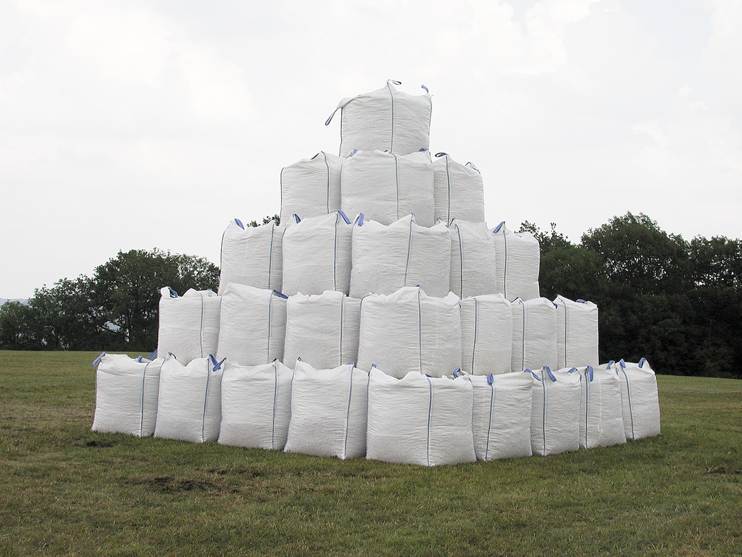 *&rsaquo;sch&ouml;nberg&lsaquo;*, 2006
55 big-bags, Kalkstein, 470 x 570 x 570
Kunstraum Wanne-Sch&ouml;nberg, Pfullingen