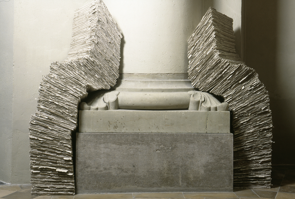 *WANDEL*, 1997
St. Lukas, M&uuml;nchen
Andrea Kernbach, 2 Stapel an der S&auml;ule, Graupappe